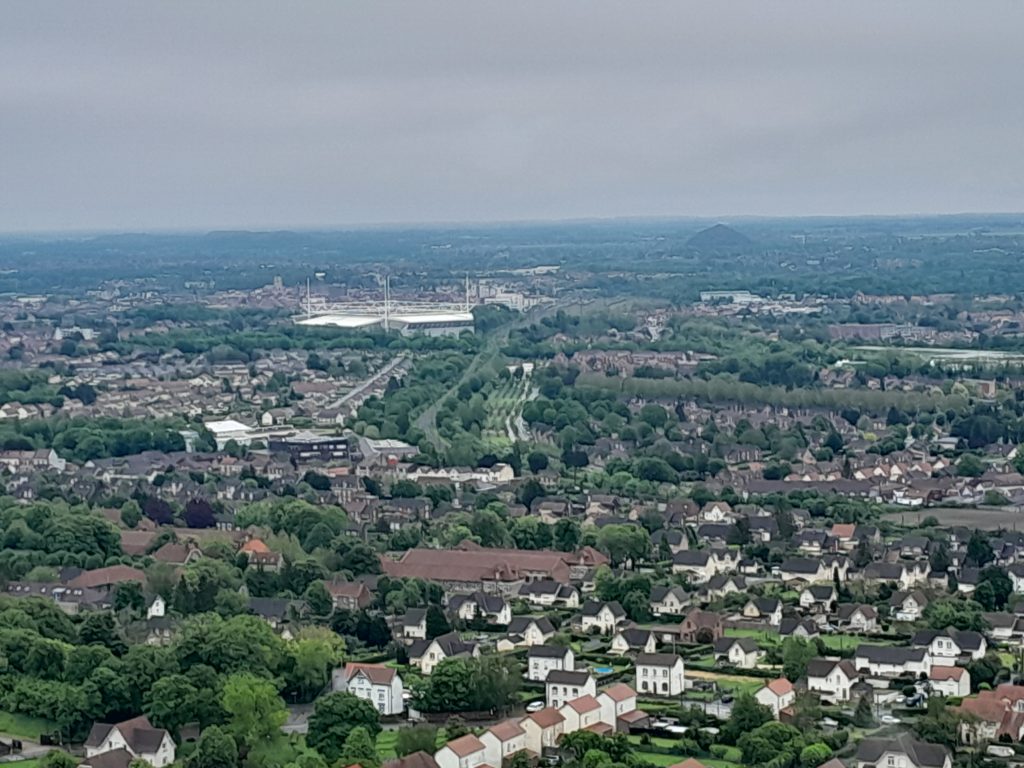 Du sommet du plus haut terril d'Europe la cité de Lens et son mythique stade Bollaert